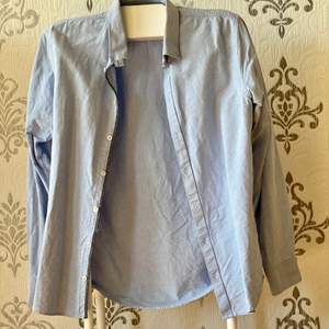 Ljusblå skjorta från danska märket Minimum. Jeansliknande utseende i bra kvalité (100% bombull). Köparen står för frakten.
