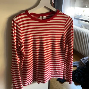 Randig tröja  - En fin rödrandig tröja som nästan aldrig användts, bre skick utan slitningar och missfärgningar 😊
