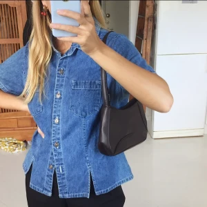 Short-sleeve i jeans material! - Skitsnygg skjorta som inte kommer till användning, köpt secondhand men känns som ny. Sparsamt använd från min sida:) frakt tillkommer, kan annars mötas upp i Stockholm!