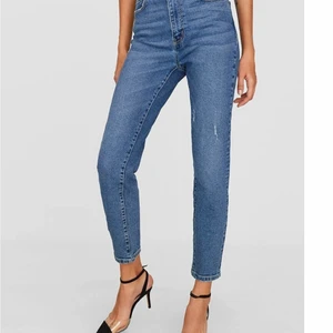 Stradivarius jeans - Säljer dessa superfina jeans från Stradivarius i storlek 36/small, på grund av att de var lite stora och inte satt lika fint på mig. Endast använda en gång! Köparen står för frakten