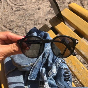 Tom Ford solglasögon  - 2 år gamla dam solglasen från TF. Fina och välbevarade 
