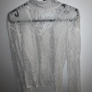 Nakd spets topp - Spets topp med krage i strl 32, aldrig använd. Knäpps med små knappar i nacken (öppet på bilden). Skulle säga att den passar 32/34 och en även ”mindre” 36. Frakt tillkommer🥰