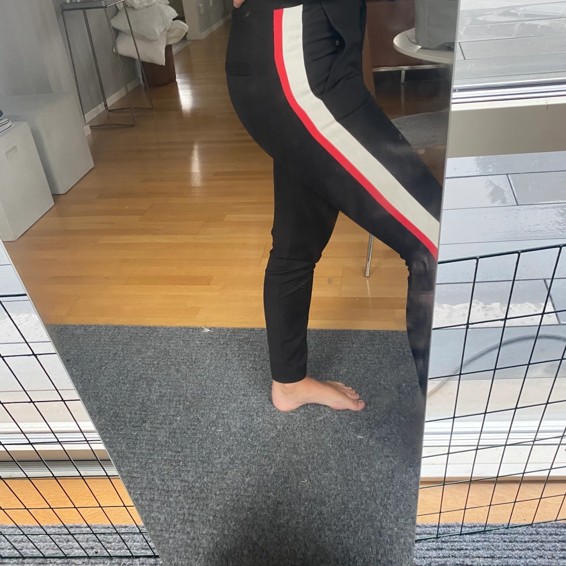 Kostymbyxor med rödvita sträck - 90