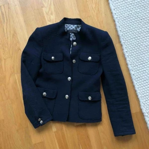 Jacka Zara  - Mörkblå kort jacka från Zara med fina detaljer 