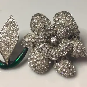 Säljer en liknande ring som den berömda flower ringen i Sex and the City. Helt ny. Elastiskt för att passa alla. Gnistrande kristaller. Mycket vacker.