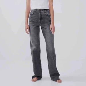 Populära zara jeanse - Ej mina bilder! Det är storlek 36, har klippt de typ 3cm (är 165 o de e fof långa på mig). BUDA!!💗