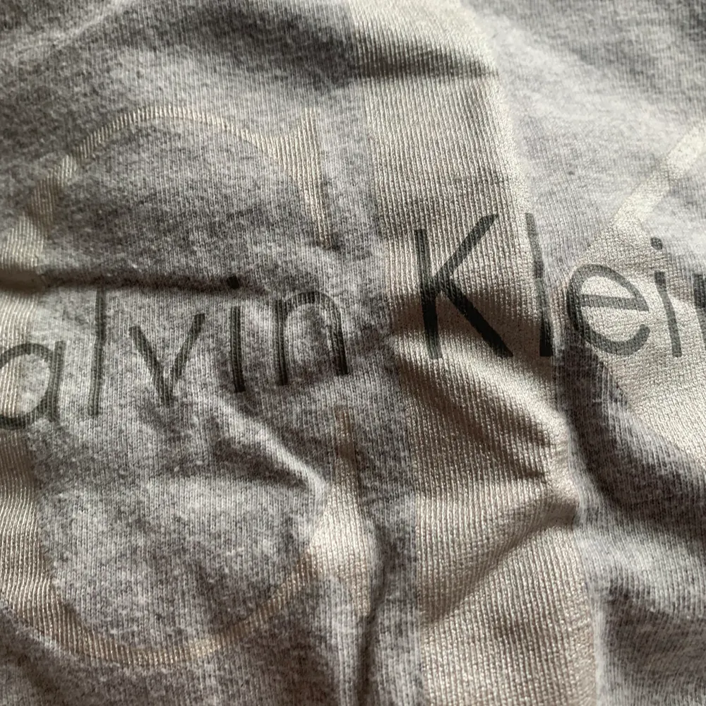 Tröjan är ifrån Calvin Klein jeans och är i storlek s. Jag är M och ni ser hur den sitter på mig. Färgen är grå och den är så skönt material. 50kr + frakt 11kr 😊💖. T-shirts.