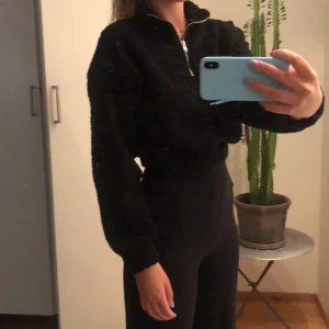 Gina tricot Teddy kofta - Super mysig och skön tröja nu till höst, lite kortare inte riktigt croptop! 60 kr frakt