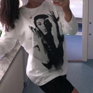 Vintage tröja strl M  - En fin vitage tröja med tryck av Prince, använd fåtal gånger. Bud från 150 kr