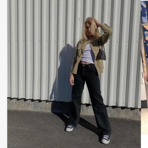 Svarta raka jeans från monki - Svarta raka jeans från monki i stl 27 modell Yoko. 400 inklusive frakt🖤🌟