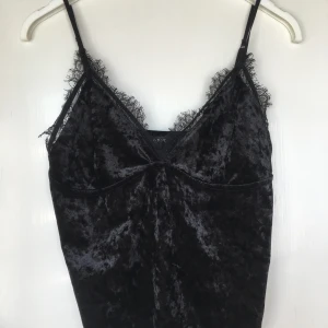 Spets topp - Söt spets topp, svart och perfekt till fest. Storlek s