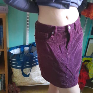 Vinröd manchesterkjol från Urban outfitters - Använde mycket för ett tag sen, jätteskön och lättmatchad. Från Urban outfitters. Medellång, vinröd  i manchester.