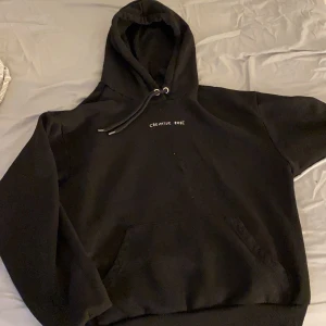 Hoodie med text - Skitnsygg hoodie med text på, skönt material och använd endast fåtal gånger så kommer i fint skick! 