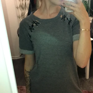 Grå tunika - Lång tunika med korsetter, är i bra skick även om den är använd några gånger. Frakt ingår i priset!☺️