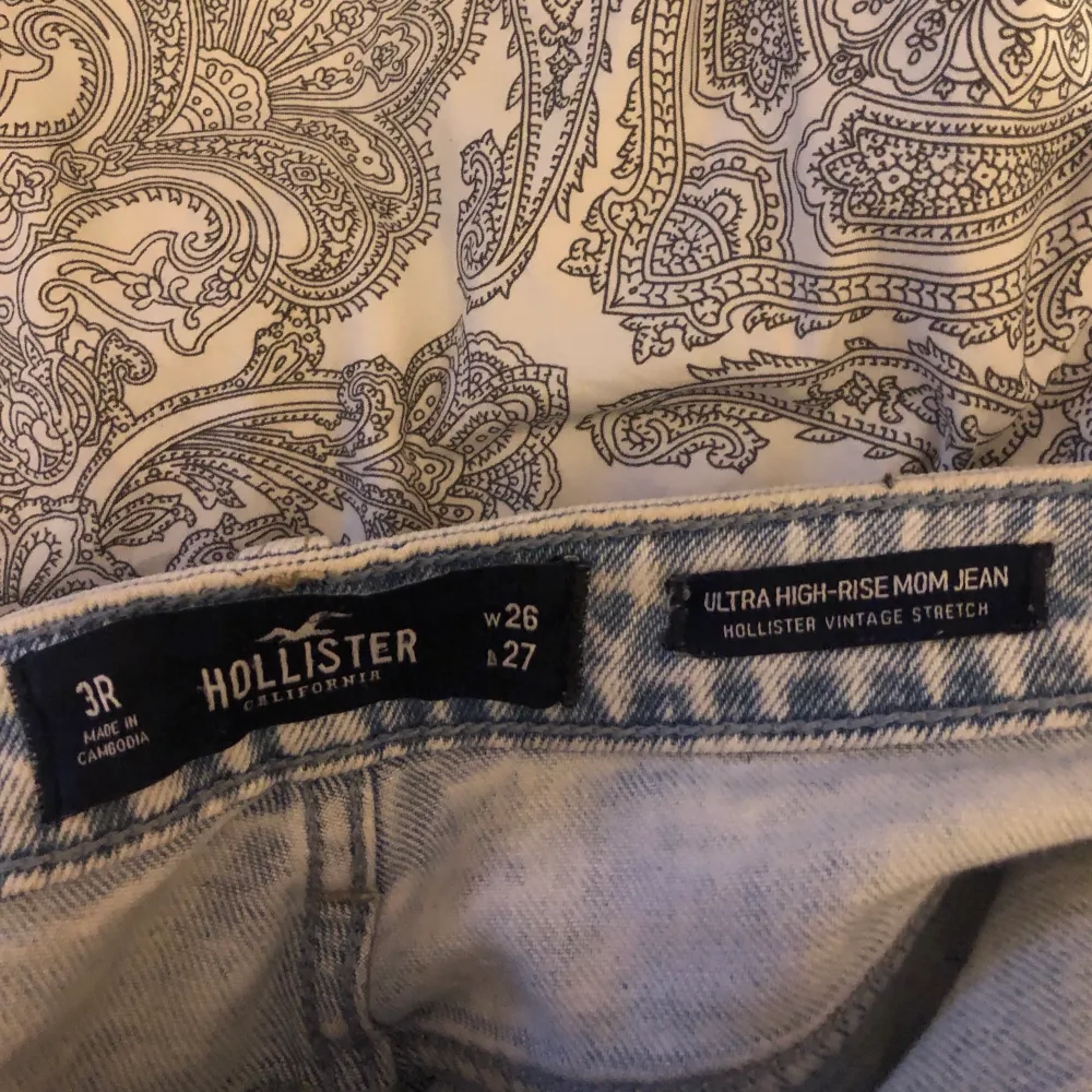 Ljusa jeans från Hollister i storlek 26/27, skulle säga att det är S. Säljer pga att jag inte kan stänga dragkedjan, för små. Frakt tillkommer❤️❤️ fråga för med bilder!!. Jeans & Byxor.
