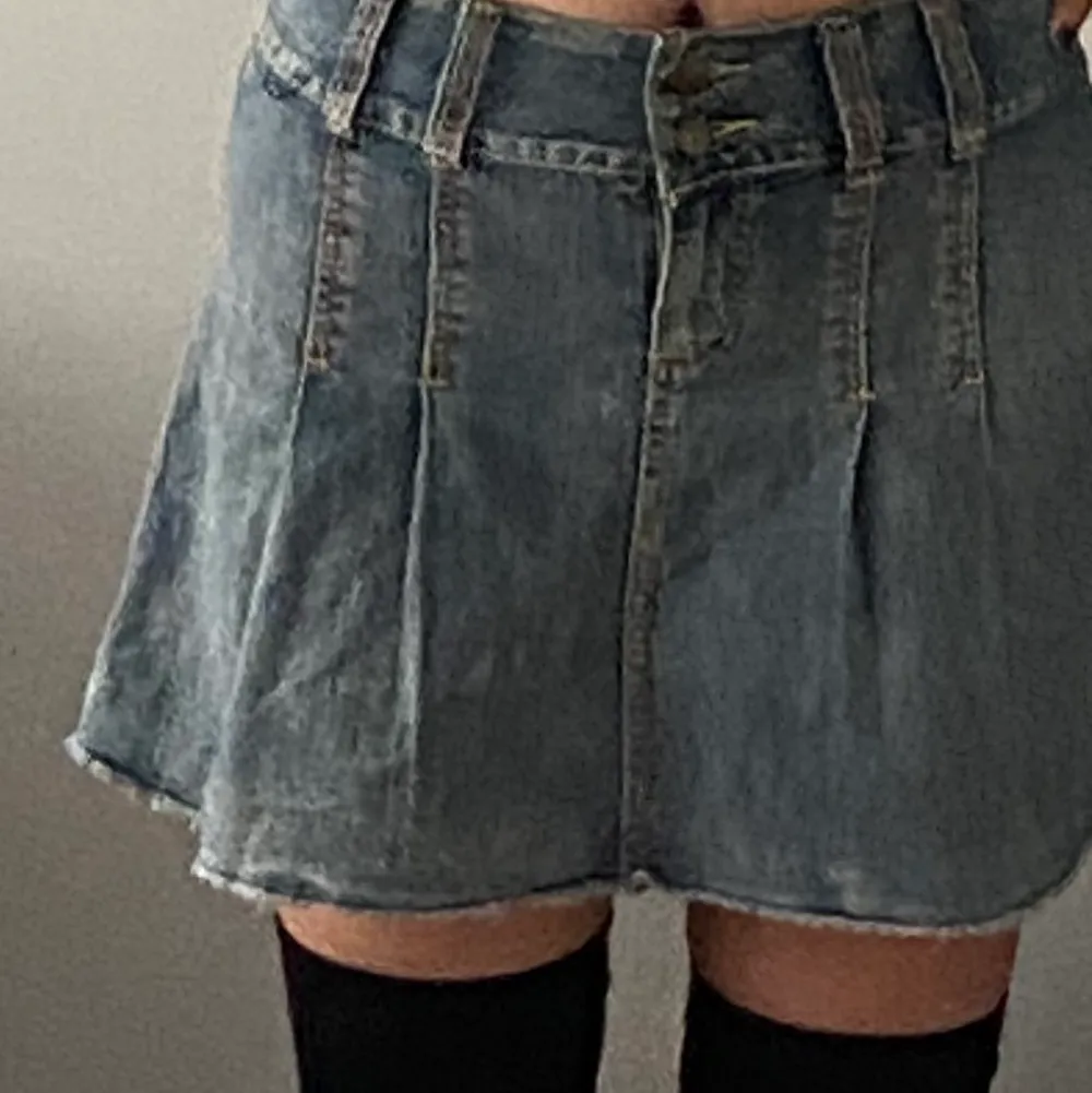 adorable denim skirt with pink and yellow stitching. shipping is 59kr. Kjolar.