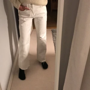 Vita jeans storlek 34 - Ett par vita jeans från Gina tricot i storlek 34. Säljer pga att dom är lite för stora för mig⚡️