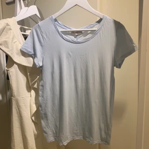 Olika Toppar - Ljusa toppar i varierande modeller, samtliga 3 för 50 kr + eventuella fraktkostnader 