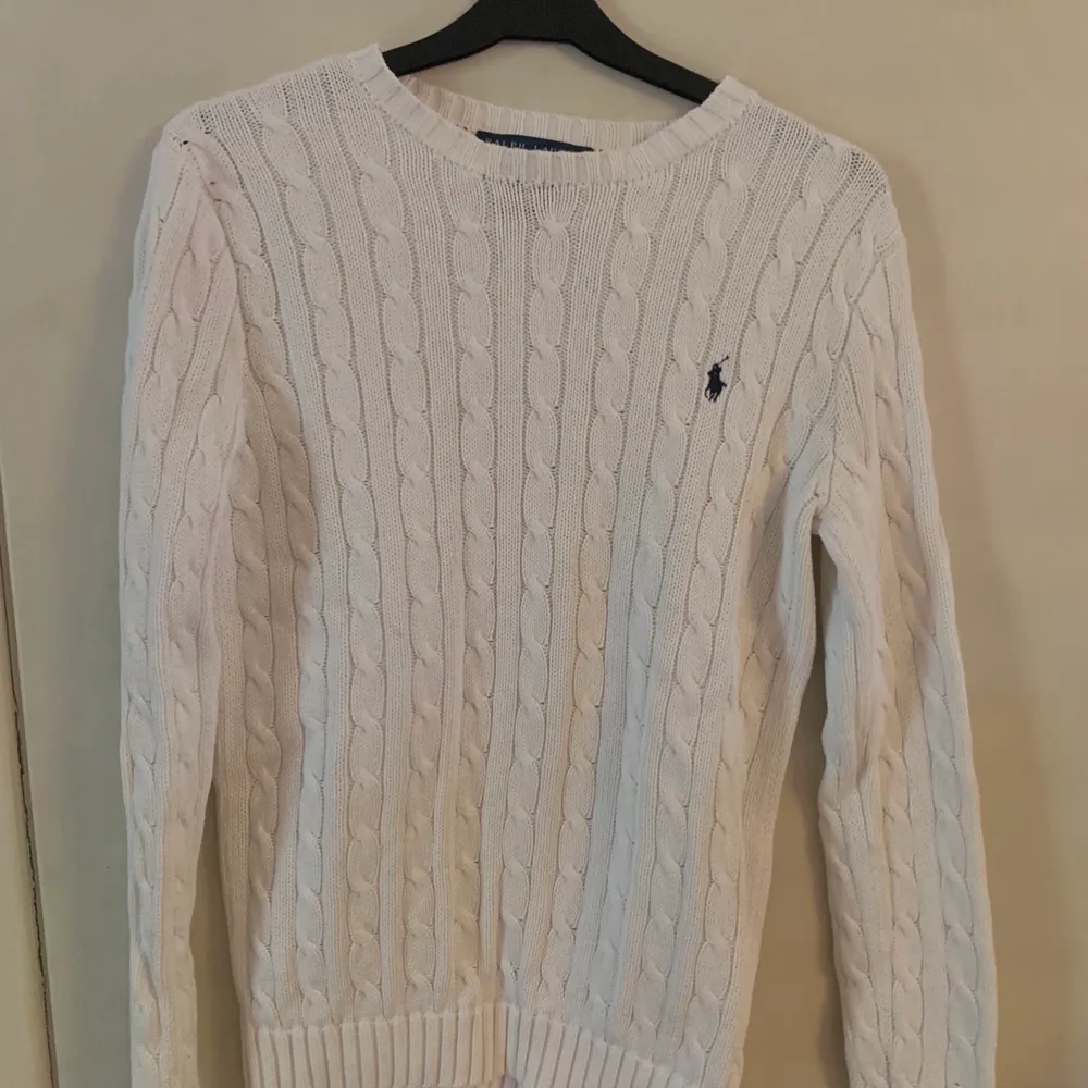 Vit kabelstickad tröja från Ralph Lauren storlek M, säljs för 100kr + frakt, köptes för 1200kr . Stickat.