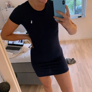 Ralph Lauren Klänning - Mörkblå Ralph Lauren klänning i fint skick. Använd men väldigt hållbar kvalitet. Strl XS men passar mig som är S, jag är 167.  150 kr + 44 kr frakt 