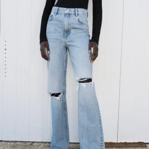 Populära Zara jeans - Tänkte kolla om de finns något intresse för dessa helt nya och slutsålda jeans från zara i 38, passar bättre 36. Om någon vill köpa är de bara att skriva, annars skickar jag tillbaka de