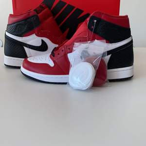 Jordan 1 high satin red snake skin.                                            Storlek US 8,5W / EU40                                                               Pris 2499 exklusive frakt.                                                         10/10 dswt