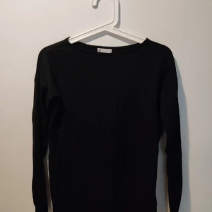 Kofta / tjockare tröja  - Svart, något oversize 