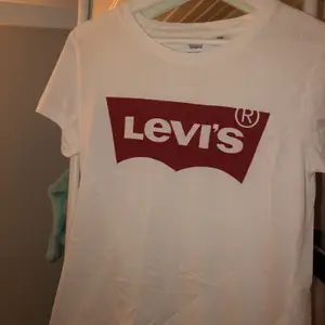 vit vanlig levis t-shirt i storlek xs slm är heeeelt oanvänd och därför jag säljer. köparen står för frakt.