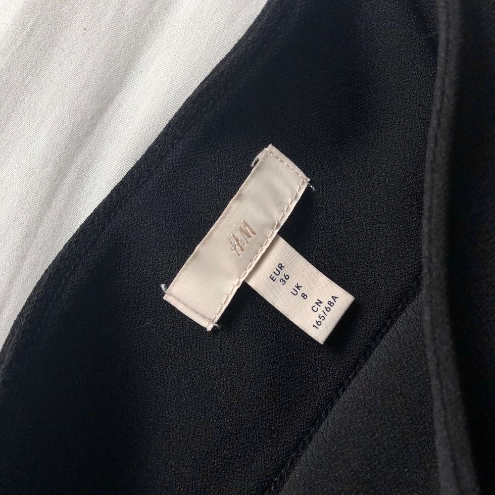 En supersnygg svart midikjol från H&M i tjockt och skönt tyg. Storlek 36/S. Någon form av resår i midjan men inte supertöjbar. Köpt på Sellpy men den passade tyvärr inte mig. Frakt på 63kr (spårbart) tillkommer om den ska skickas!. Kjolar.