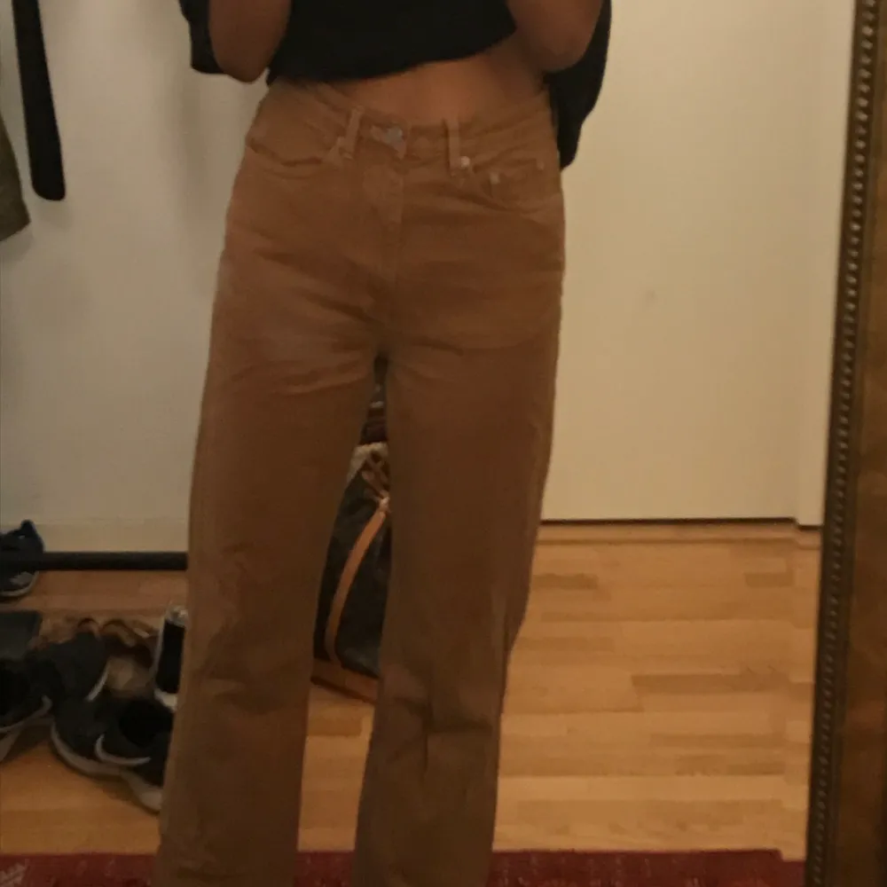 Weekday jeans i modellen rowe i brun/beige! Riktigt snygga men är tyvärr lite stora för mig:) kan mötas upp i stockhom men fraktar även:) . Jeans & Byxor.