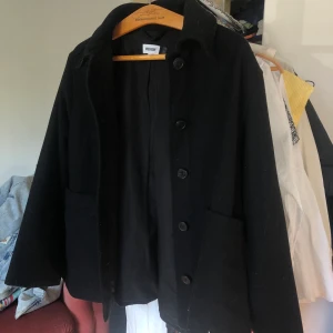 Weekday höstjacka - Jacka från Weekday, använd endast en säsong så i väldigt bra skick. Köpt ny för 600kr. Perfekt höstjacka! 