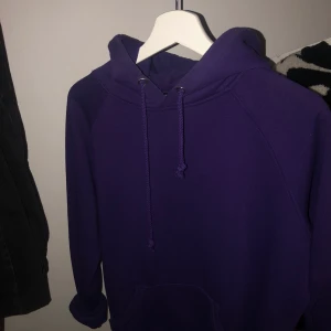 Oversized hoodie - Lila oversized hoodie från bikbok i storlek Xs men passar S/M beroende hur man vill att den ska sitta. Frakt kan eventuellt tillkomma🥰
