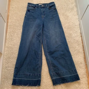 HM mörkblåa vida byxor  - Säljer eftersom de är för stora för mig. Det ska vara ankelbyxor men går ända ner som vanliga byxor på mig som är 159. De är i nyskick. Frak tillkommer! Skriv för intresse