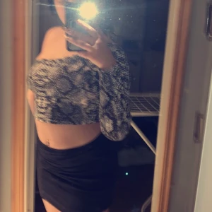 Ormskinns tröja  - Den här tröjan köpte jag i en för liten storlek är sen skuren i ena armen och hur fin som helst bara för liten för mig!! Köpare står för frakt😊