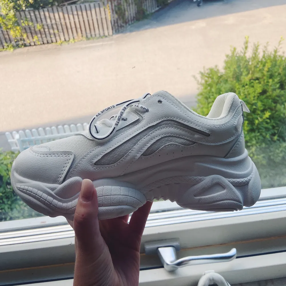 Helt oanvända sneakers ifrån Booho, storlek 38. Säljer för 100 kr + 44 kr frakt 🤍. Skor.