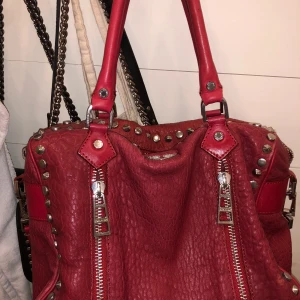 Zadig väska - Intressekoll på min fina rymliga Zadig väska, perfekt till skolan. Köptes på Zadig butiken i stockholm för ca 5000kr. Säljer endast vid bra bud. Frakten är 88kr.