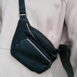 Magväska - Aldring använd. Svart magväska med två fack. Silver dragkedja. Justerbart band