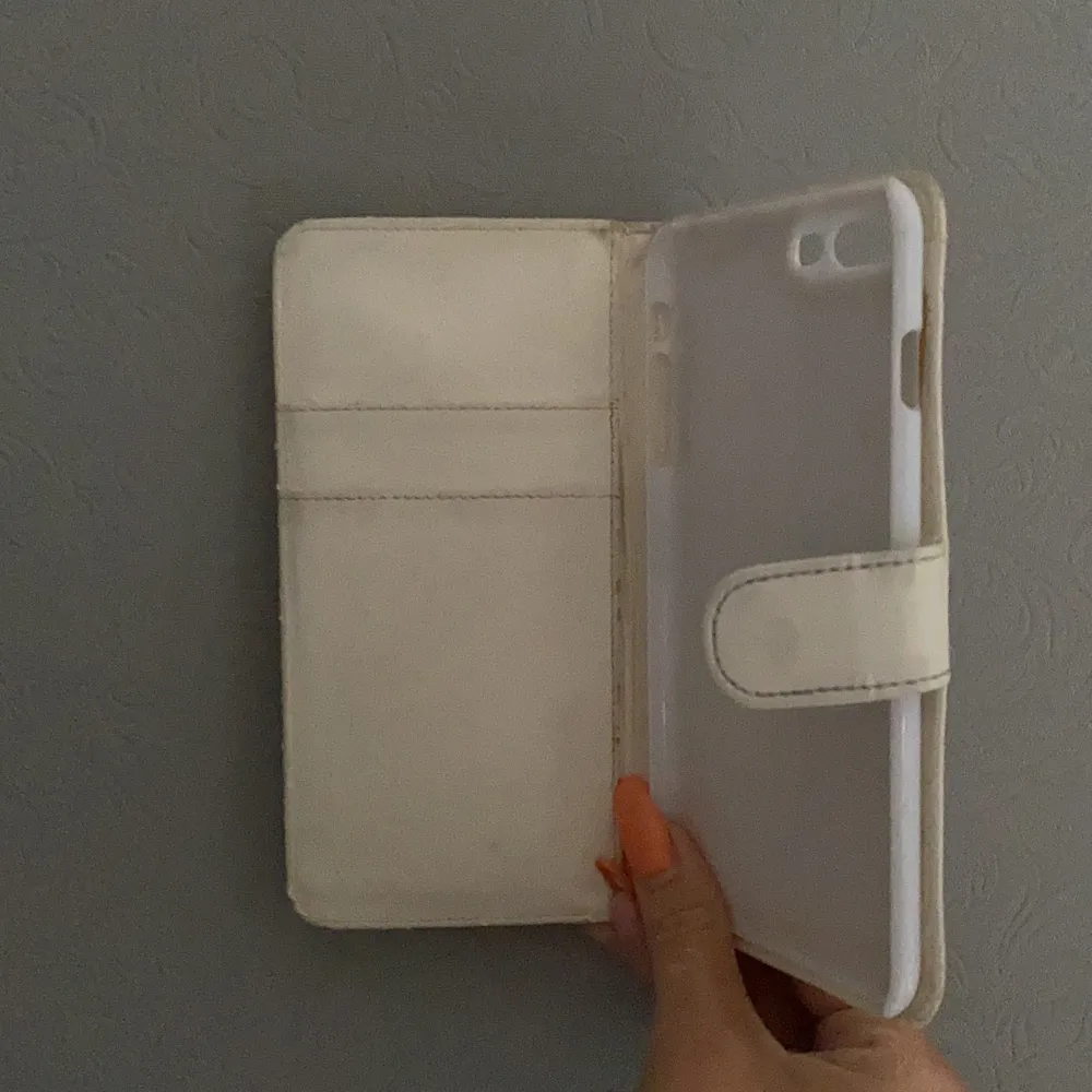 🤍Säljer detta fina vita skal med korthållare i⚡️🤍  passar iPhone 7+ och 8+⚡️. Accessoarer.