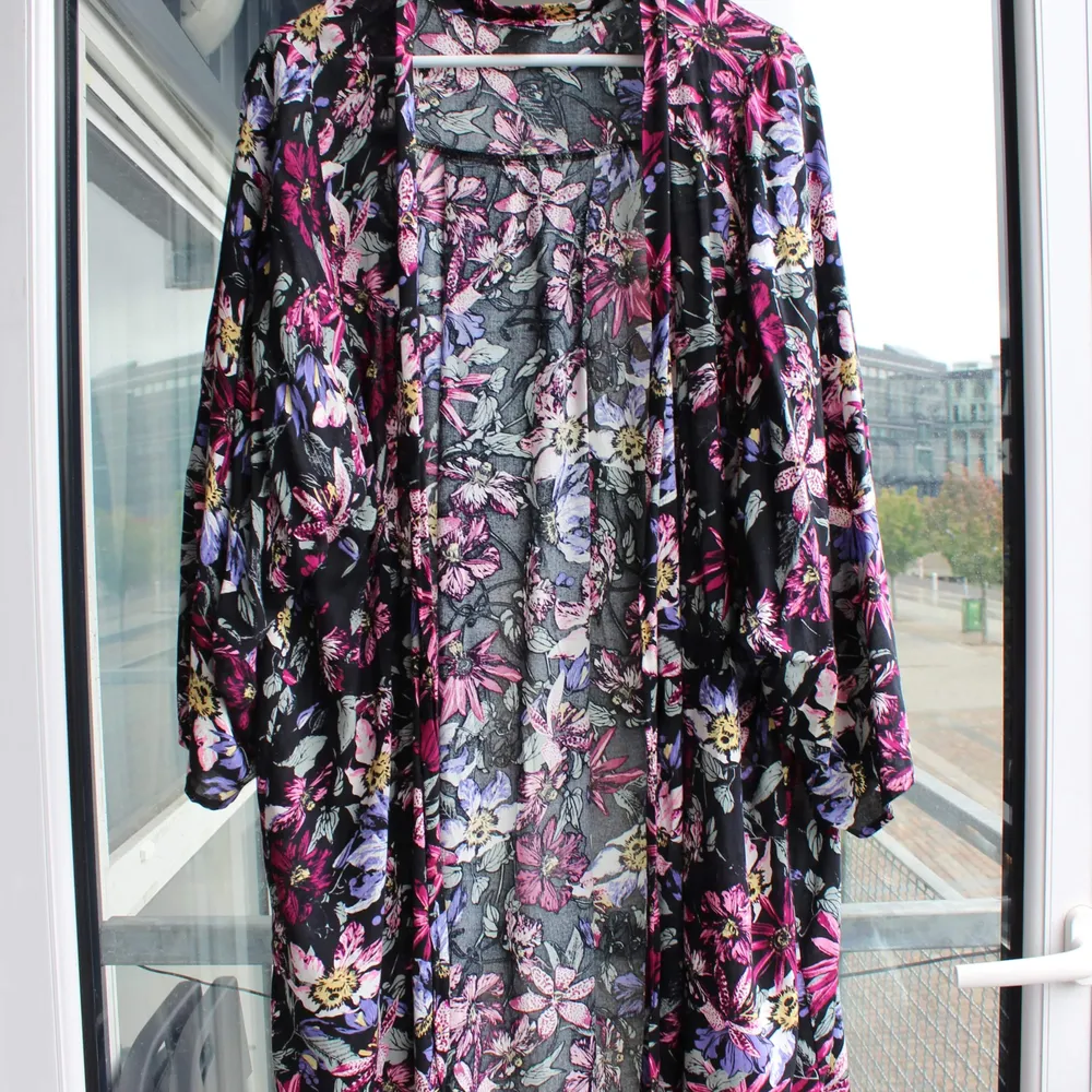 Supersnygg, färgglad sarong med blommigt mönster! Storlek M/L. Frakt: 40kr.. Tröjor & Koftor.