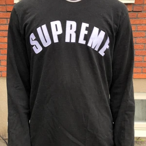 Tröja - Svart tröja från supreme, bra i skick, äkta såklart. 