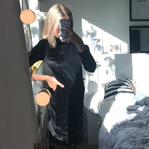 Svart glittrig klänning - Köpt för kanske 3 år sedan. Används 1 gång. Frakt ingår inte i priset:)