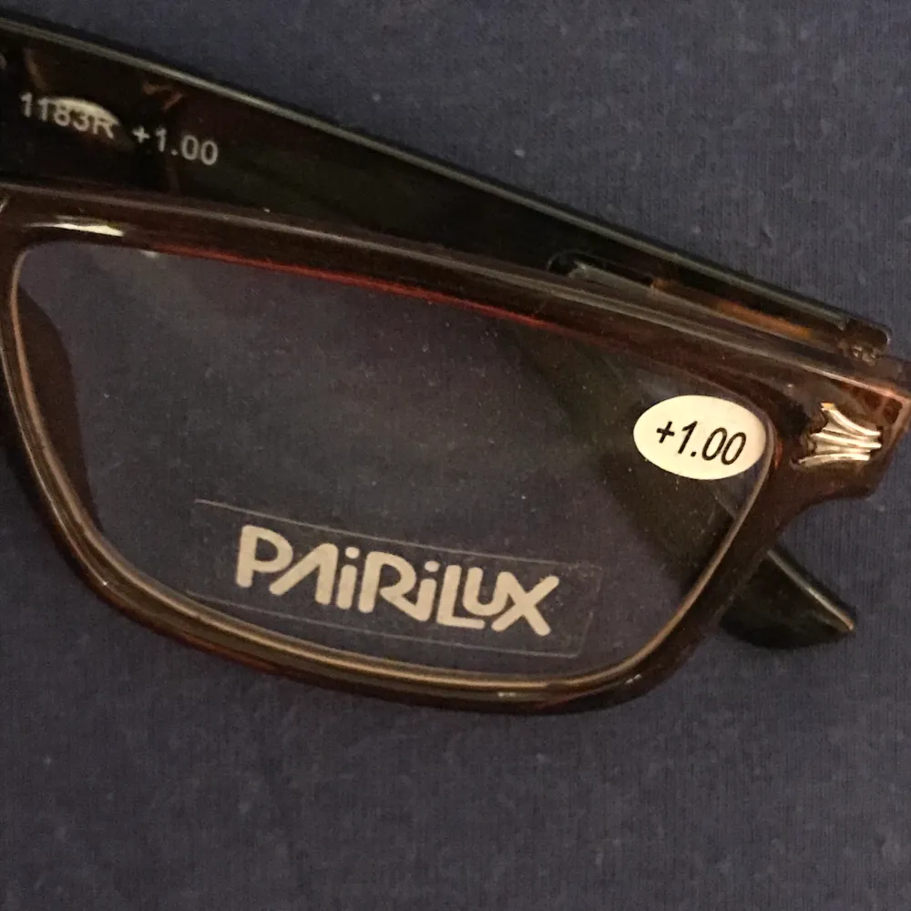 Säljer dessa snygga bruna läsglasögonen i hipsterstyle, har ett annat par som jag använder mer. Frakt tillkommer! Det är styrka +1.00.. Accessoarer.