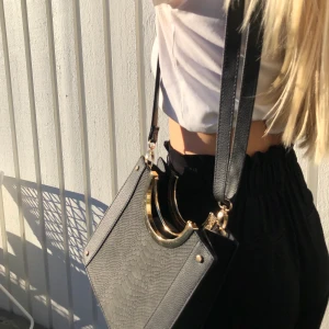 Svart snakeprint väska  - Svart snakeprint väska. 50kr+ frakt, först i kvarn eller högsta bud. 
