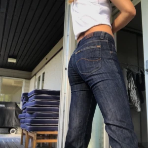 Lågmidjade jeans från Lee - Säljer ett par jättesnygga lågmidjade jeans från Lee i storlek W26 L31 då de tyvärr är lite för små💕 I fint skick. Priset är 299 + frakt. Står ej för postens slarv📦😜