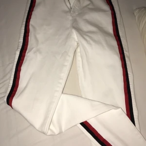 Vita byxor köpta från Zara - Helt oanvända vita byxor som jag köpt för 300kr förra året från Zara, de är för stora  och passar 36/38, 280kr inkl frakt