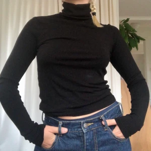 Polotröja - Svart ribbad polotröja i skönt tyg. Fint skick!🦋