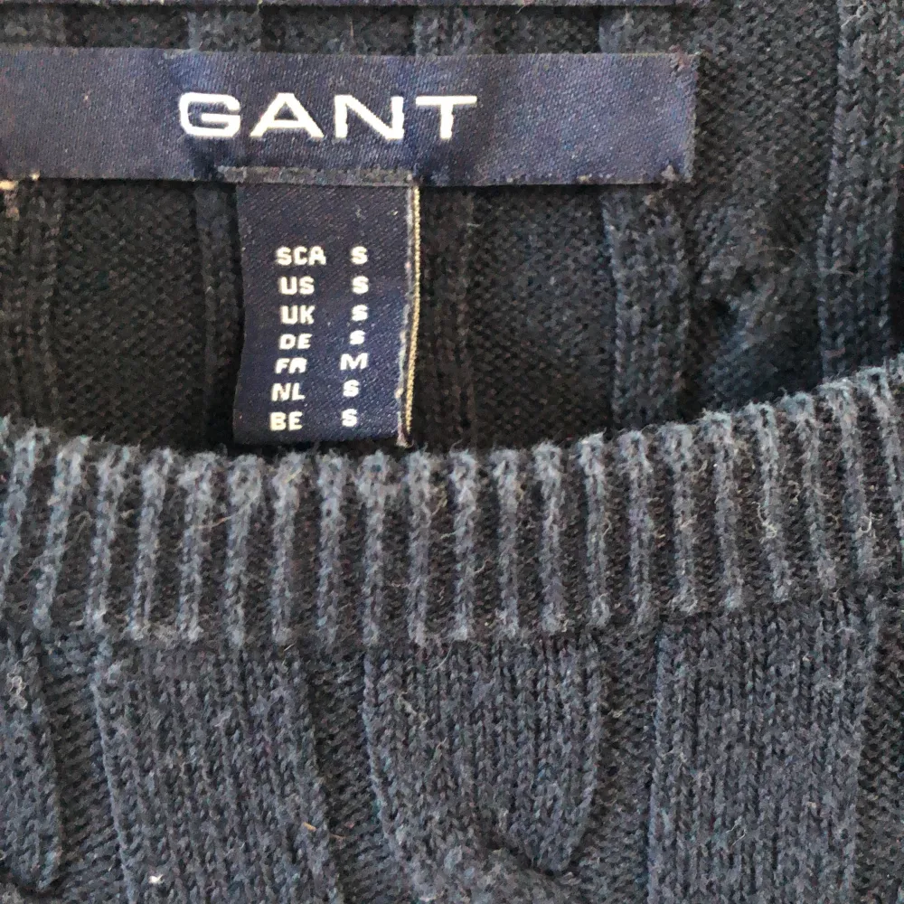 En en långärmad, stickad Gant-tröja i fint skick. Använd ett antal ggr. Nypris 900kr. Bara att buda!. Tröjor & Koftor.