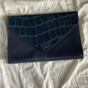 Mörk blå kuvertväska - I skinn! 