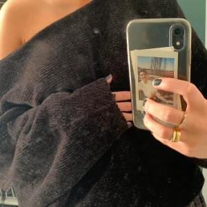 En axlad stickad  - Super snygg tjock tröja som sitter super snyggt på.