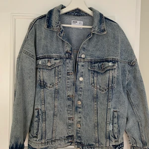 Oversized Jeansjacka  - Jeansjacka från Berska med små slitningar vid fickorna. Använd bara ett fåtal gånger och i skick som ny. Köparen står för frakten (63kr) 🧚🏼‍♀️🧚🏼‍♀️🧚🏼‍♀️